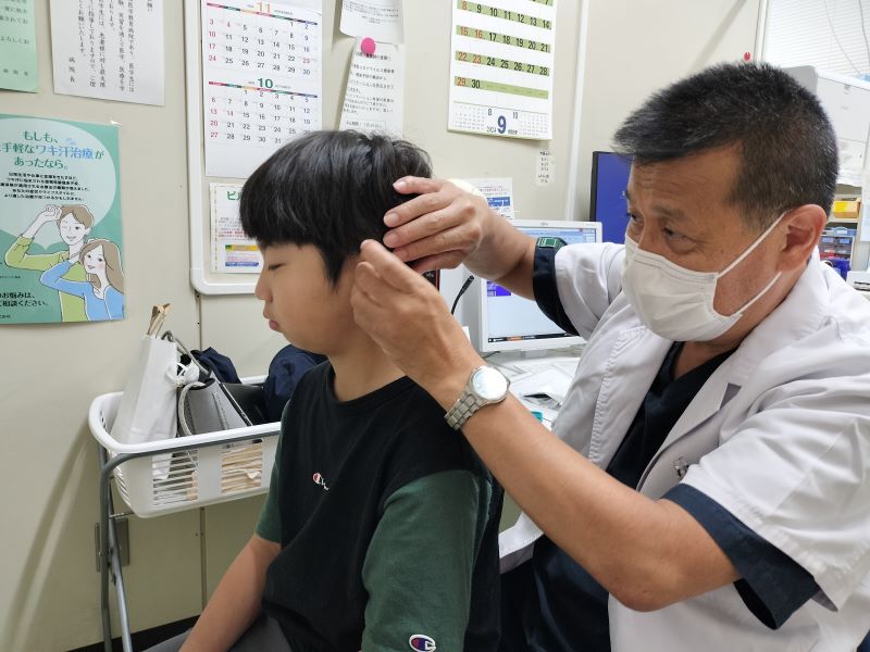 四ッ柳高敏先生の治療の様子