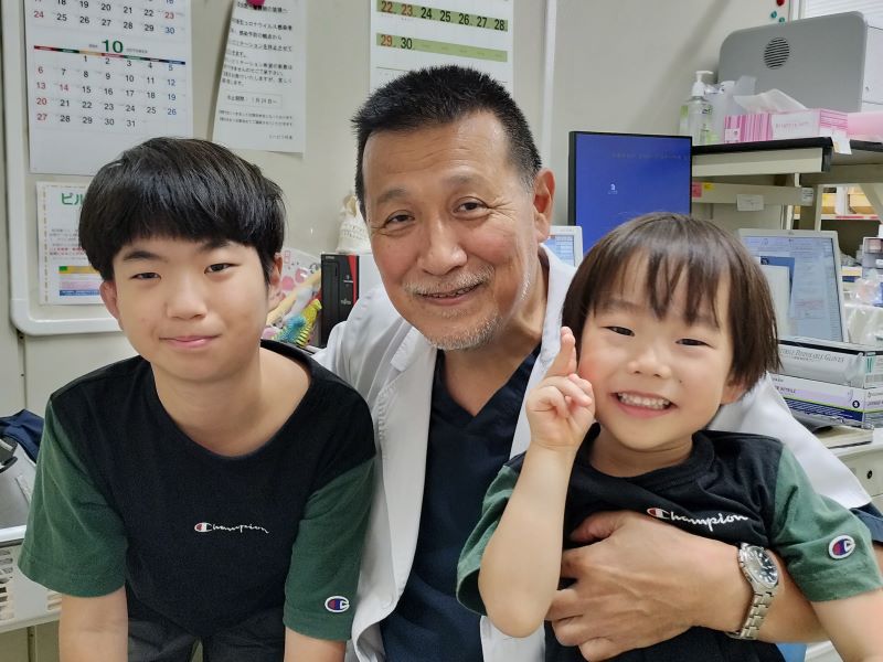 四ッ柳高敏先生とこどもたち