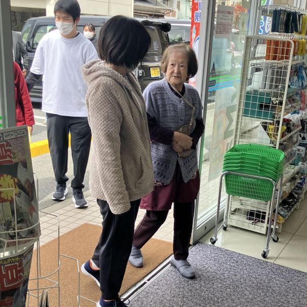 スローショッピングでのお買い物の様子