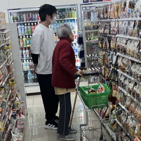 スローショッピングでのお買い物の様子