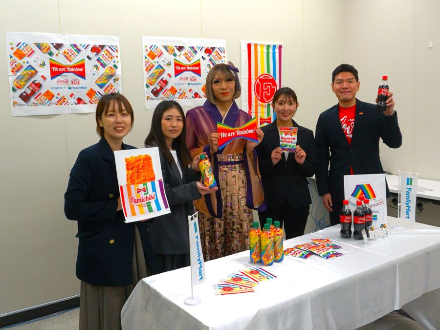 お披露目会の登壇者の集合写真
