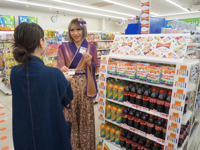 ブルボンヌ氏が商品を紹介している様子