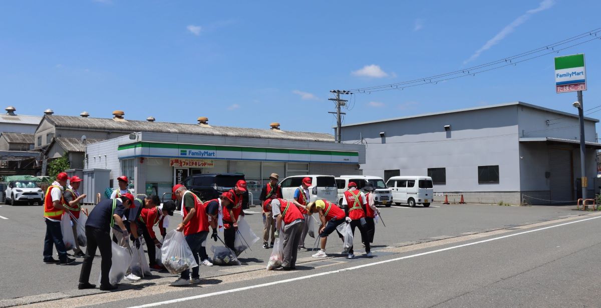 清掃活動の様子。ファミリーマートの店舗の前で。