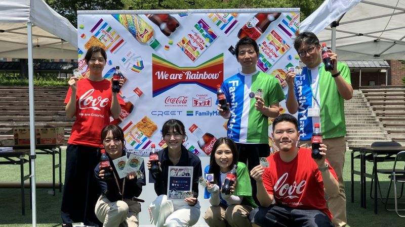 「KANDAI RAINBOW DAY」に協同出展した関係者の集合写真