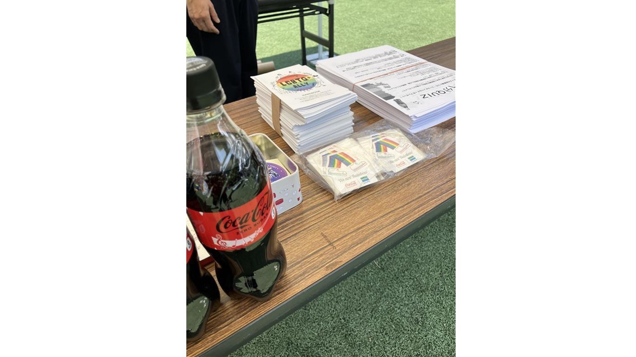 コカ・コーラ社製品やLGBTQへの理解を促進するためのオリジナルステッカー