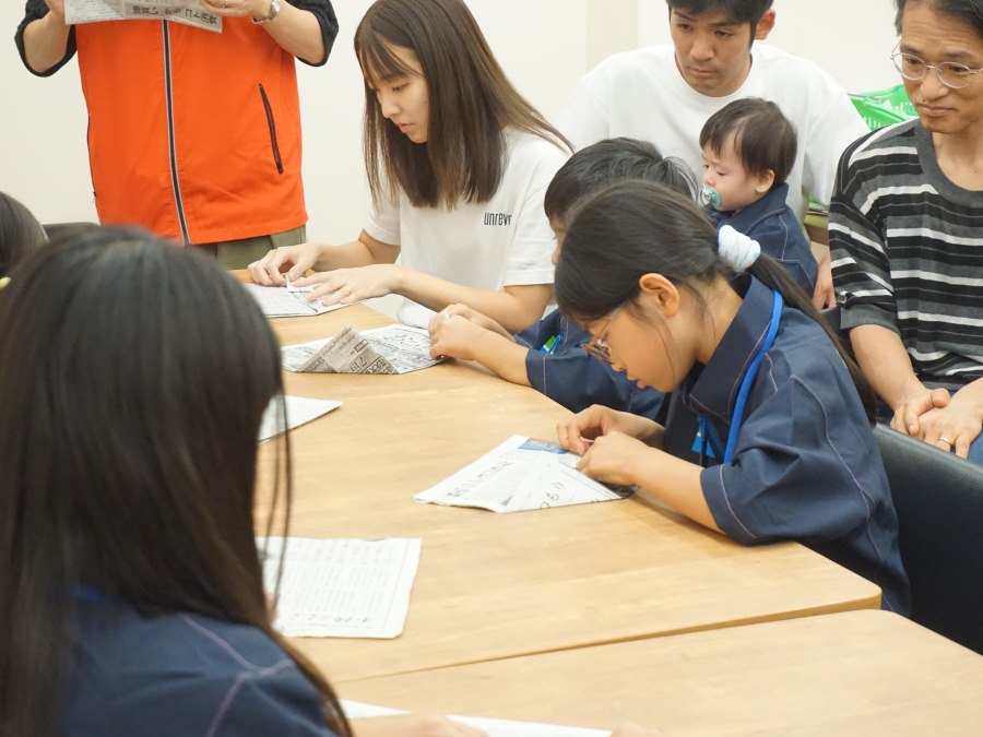 新聞紙でのお椀づくり　