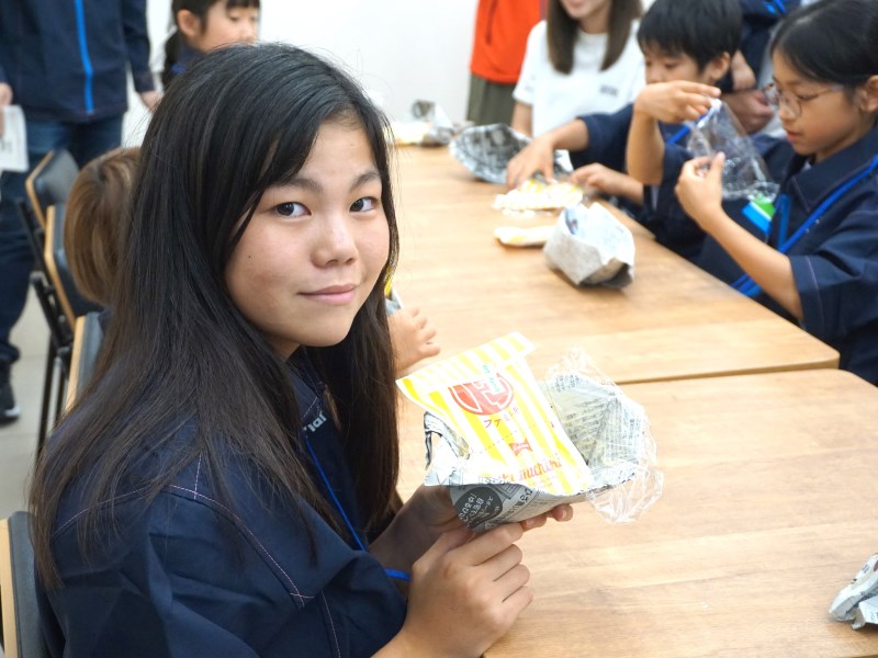 ラップを敷き、試食