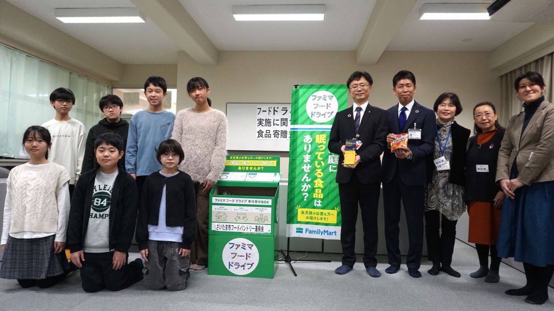 ファミマフードドライブのBOXを囲んだ集合写真