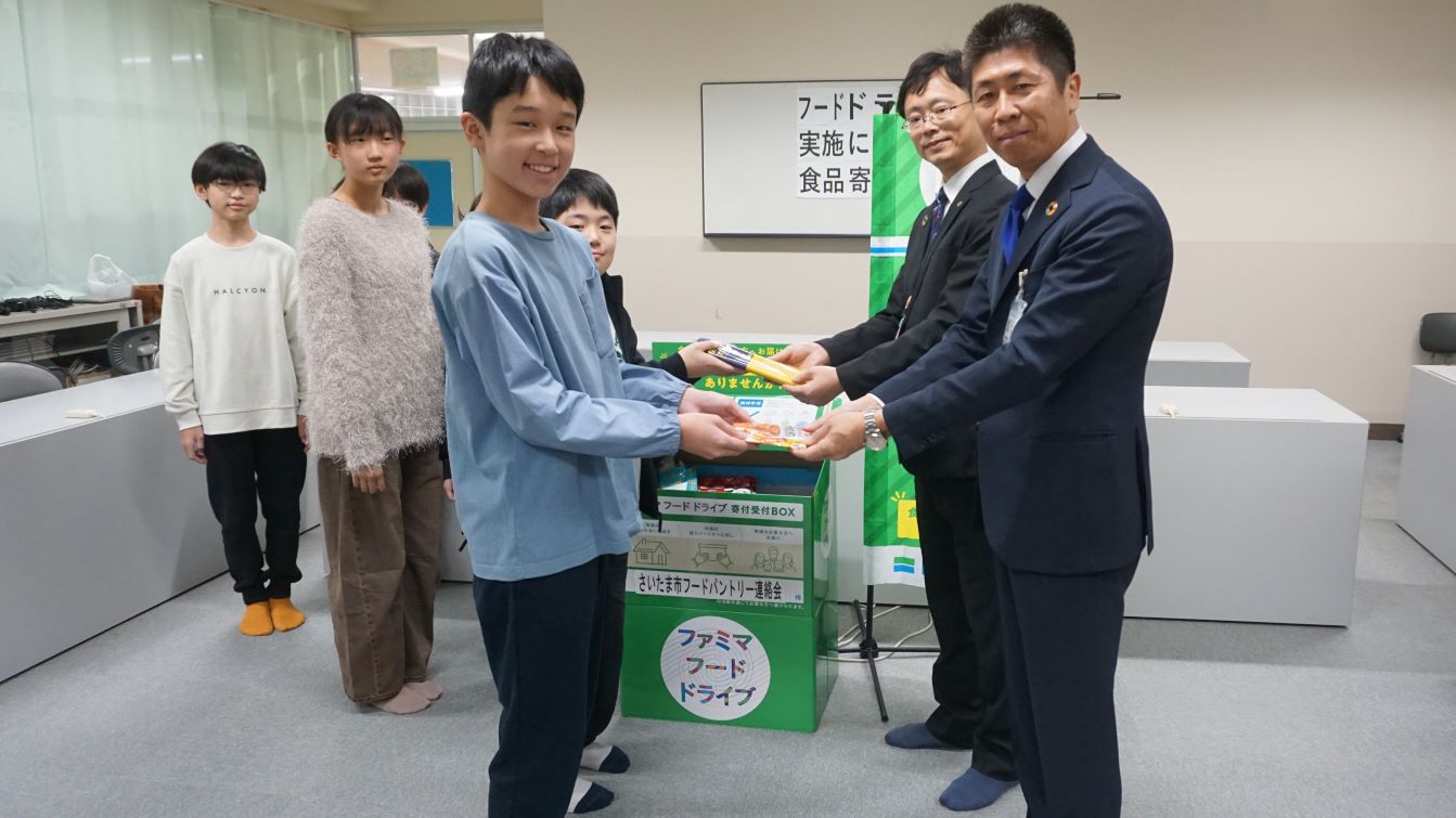 生徒による寄贈の様子