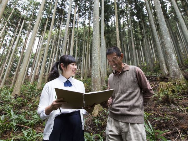 高校生が名人を訪ねて記録に残す「聞き書き甲子園」