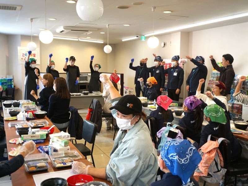 みんなで一緒に「エイエイオー」　