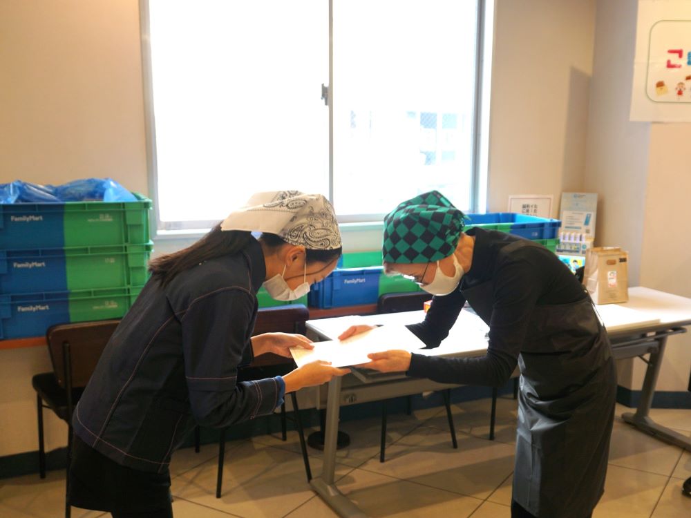 右近様から弟子認定証を受け取る様子　