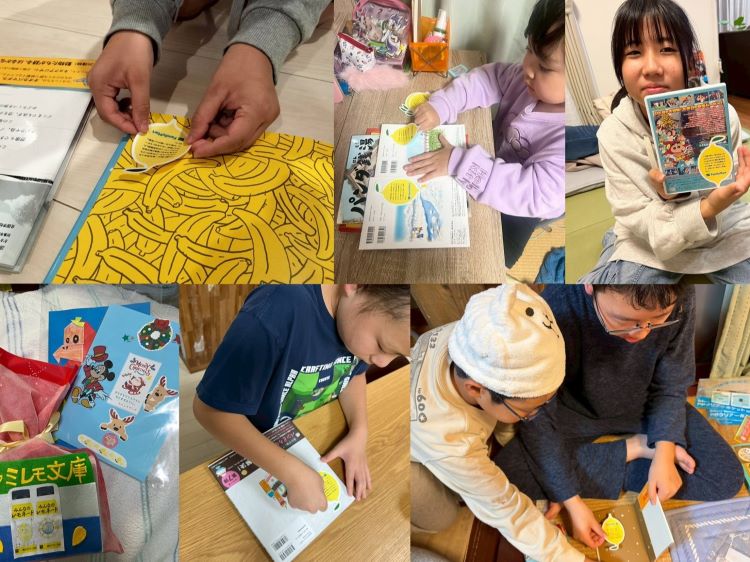 贈り物にラッピングや絵本にステッカーを貼る様子