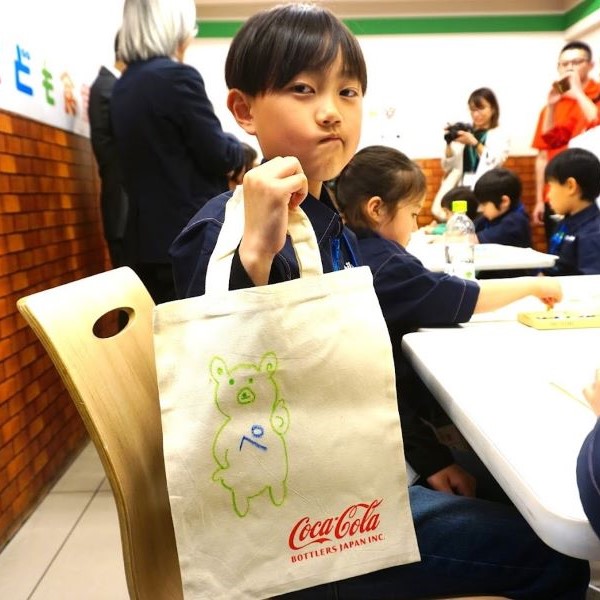 【開催報告】こどもたちの笑顔と学びが溢れる！ファミリーマート＋コカ･コーラ ボトラーズジャパン「ファミマこども食堂」で ペットボトルの一生をすごろくで体験