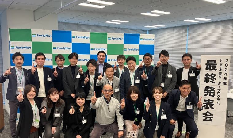 変革プラン発表後の細見社長との集合写真