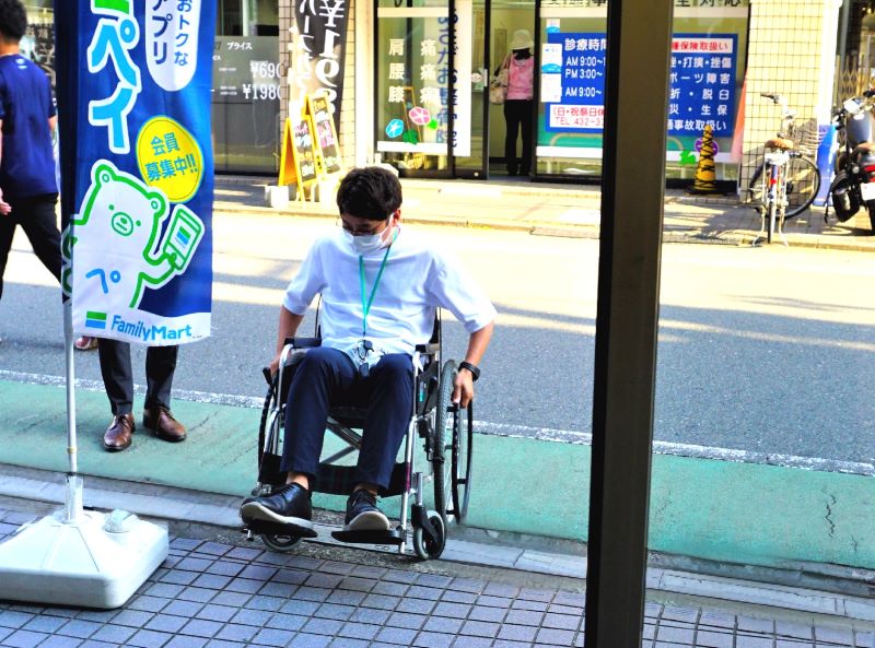 店舗での車椅子体験の様子
