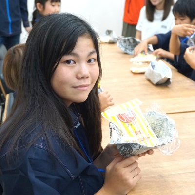 新聞紙のお椀で「ファミチキ」を実食！ 「ファミマこども食堂＋セーブ・ザ・チルドレン」防災月間に食育や防災体験を開催