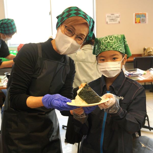 【開催報告】老舗の秘技を次世代へ！「おにぎり ぼんご」店主直伝の"ふんわり食感"親子おむすび教室を『家族の日』に開催