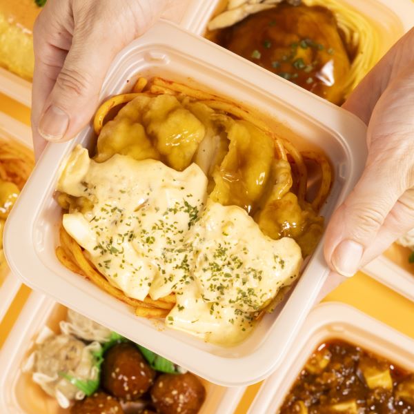 ファミマのエコパケ第34弾！惣菜の容器を集約しプラスチック使用量を約9%削減 ファミペイ会員には対象の惣菜100円引きクーポンを配布