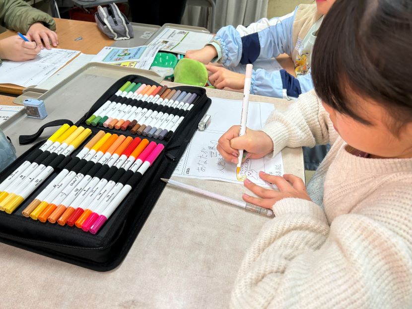 ポスターを作成している様子