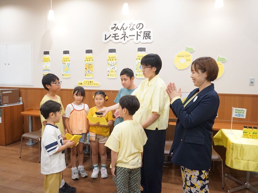 こどもたちの店内放送の録音の様子
