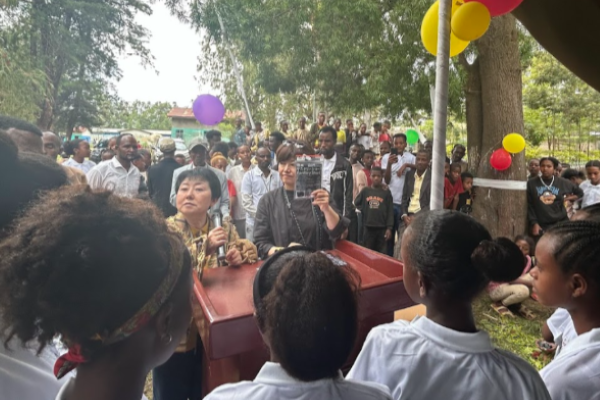 吸水ショーツの寄贈の様子の画像