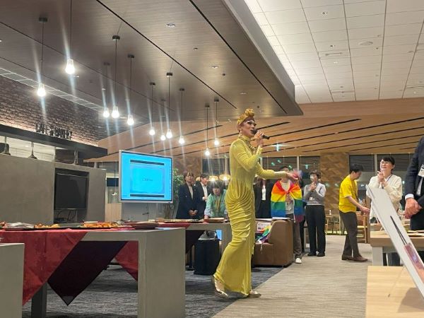 クイズに参加している画像