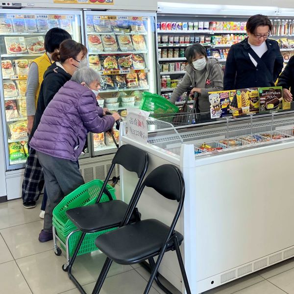 事前の打ち合わせで検討を重ね、途中で一息つける休憩用の椅子を特別に設置しました。