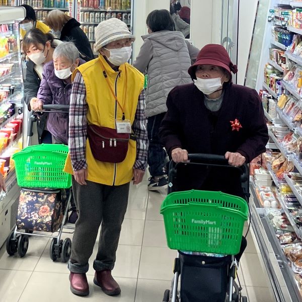 普段コンビニをあまり利用されない方々からは、商品数の多さに驚きの声が上がりました。