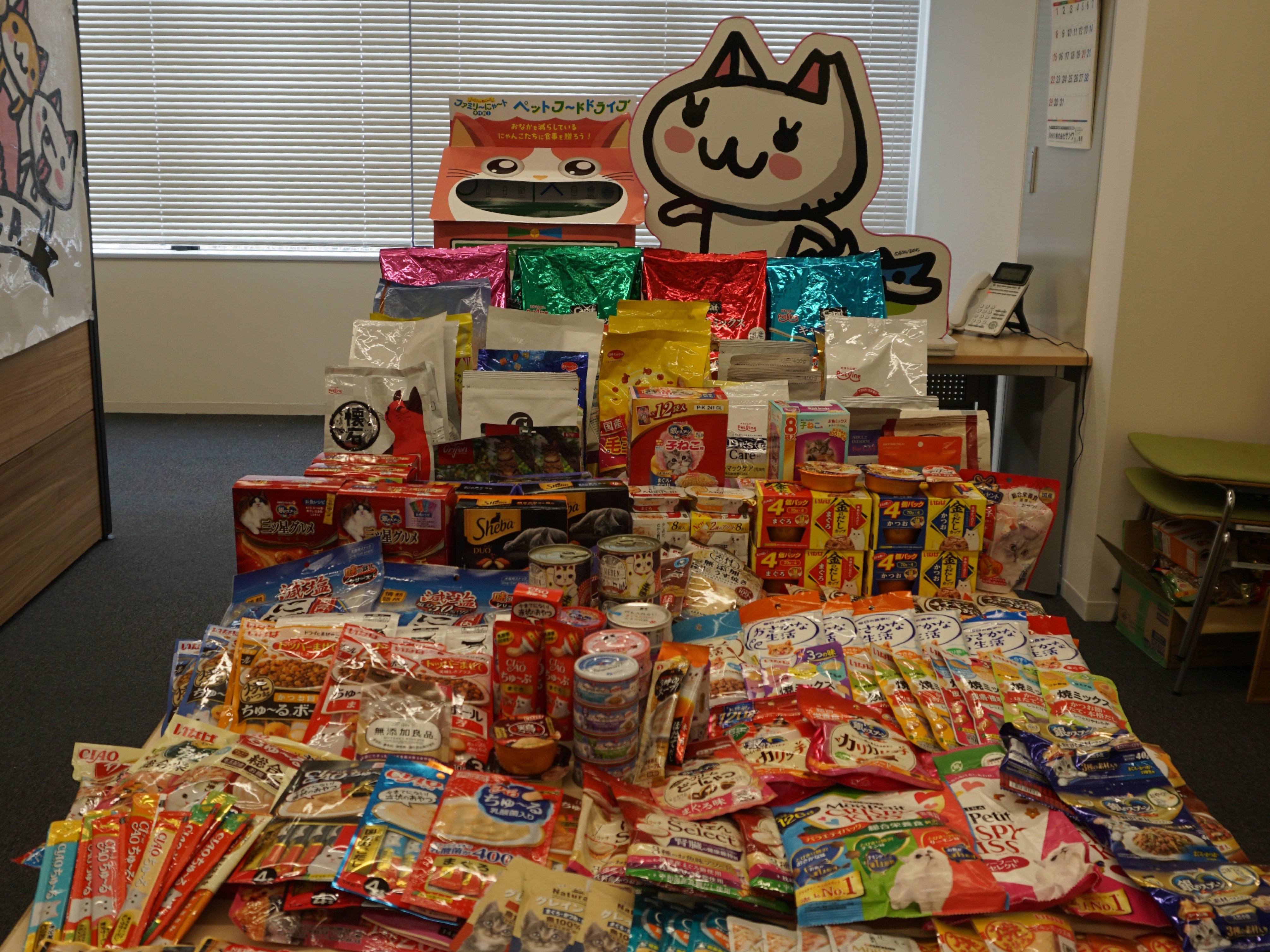 (寄贈されたペットフードの一部)