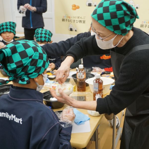 ふんわり握るコツは？「おにぎり ぼんご」の右近さんから熱烈指導