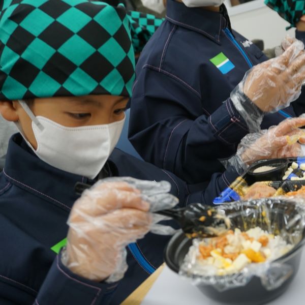 好きな具材で世界に一つだけの「オリジナルおむすび」を製作中！