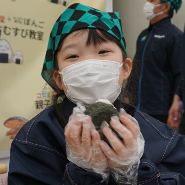 上手にできた！自分で握ったおむすびを手に、にっこり笑顔