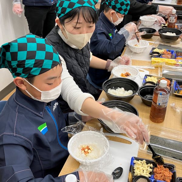 「具材は何にしようか？」親子で相談しながら、おむすびを完成