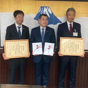 エコカラドクター寄附金の寄贈式でのひとこま