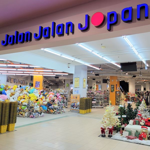 リユースできる品物は海外のブックオフ店舗で販売