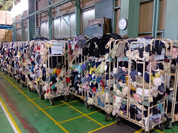 ブックオフの循環拠点に集められた衣類