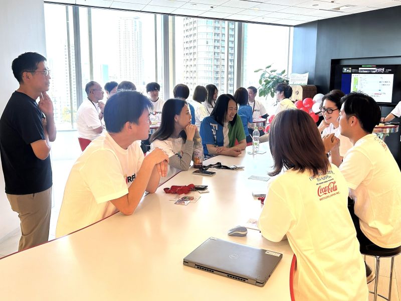 会場で対話する両社社員の様子