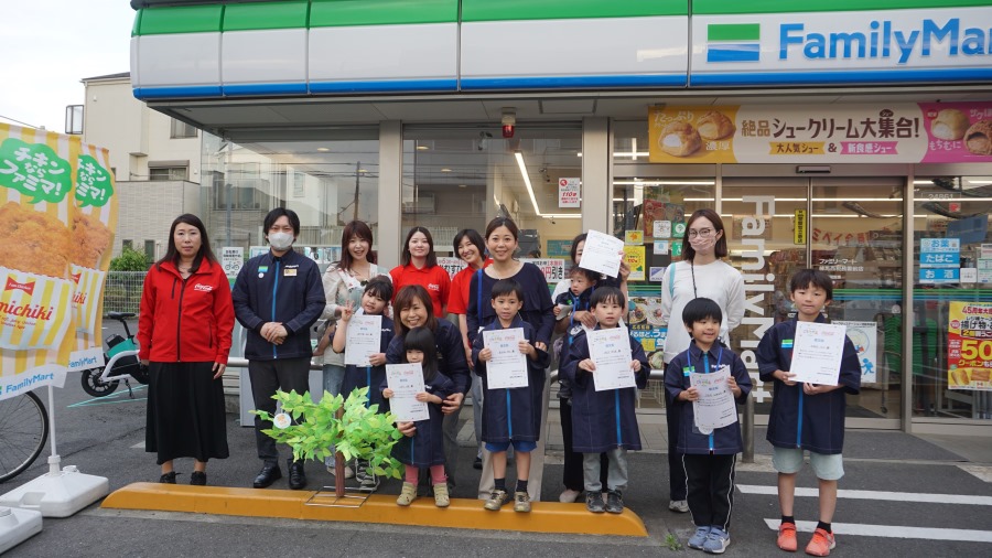 親子がスマホで挑む！「のみものクイズラリー」「ファミマこども店長＋SDGs」初の企業コラボを練馬区で実施  ～映像を通じて、リサイクルの仕組みを楽しく学ぶ～