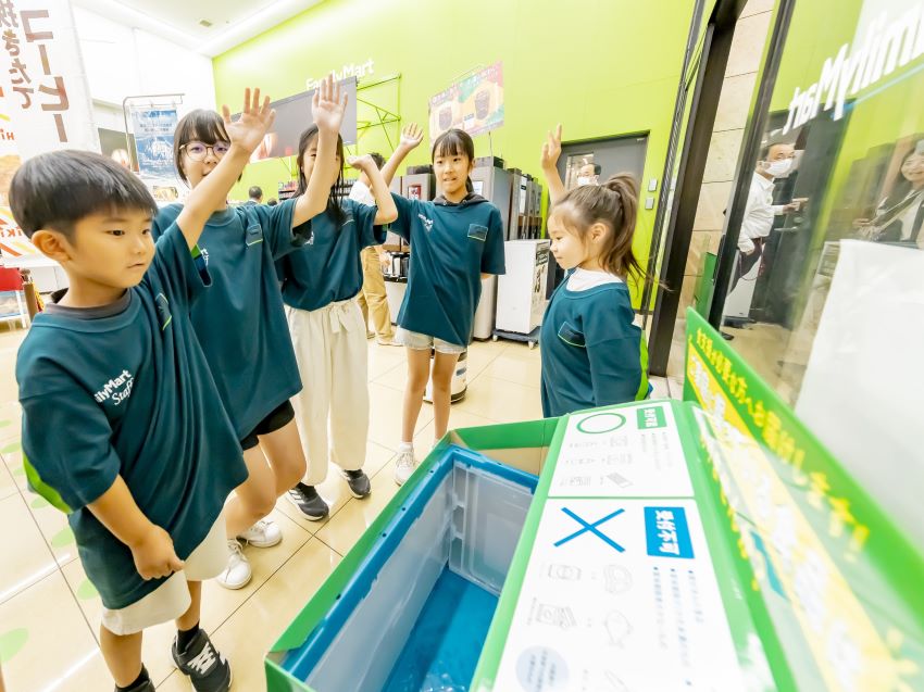 ファミマフードドライブを学んでいる様子