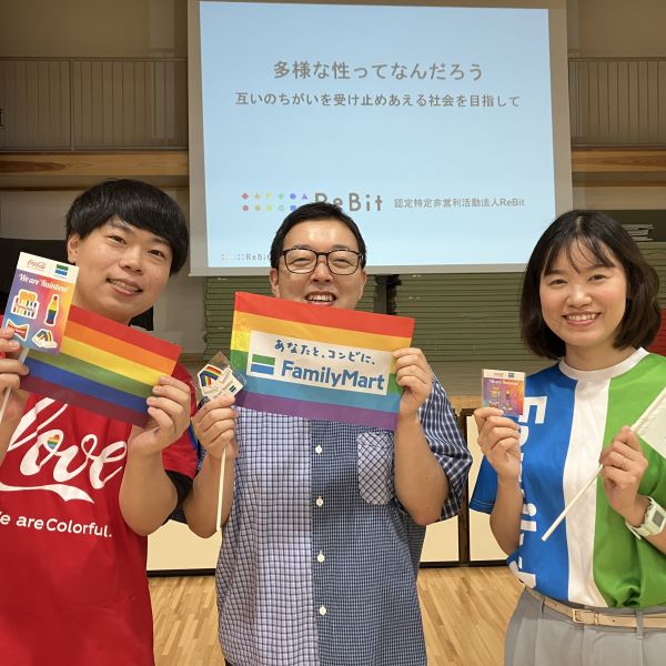 【開催報告】コカ･コーラ ボトラーズジャパン・ReBitとの3団体協働による中学校出前授業を実施 ～生徒の想いがこもった作品を店舗に掲出！学校での学びを「地域へ届ける」取り組み～ 