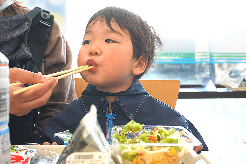 サラダを食べているおこさま