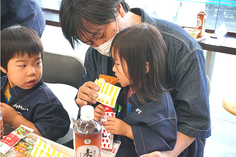 ファミチキを食べるおこさま