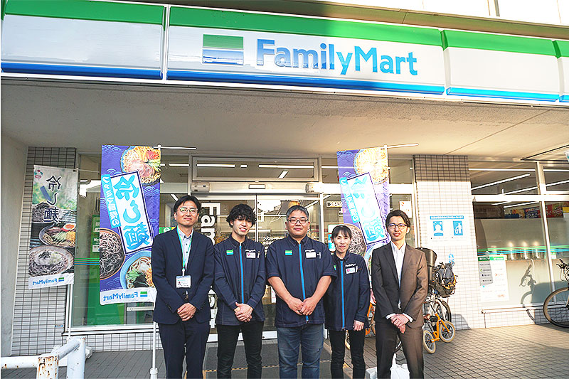 （左より）伊藤営業所長、小森店長、相良オーナー、スタッフ吉原さん、中山スーパーバイザー