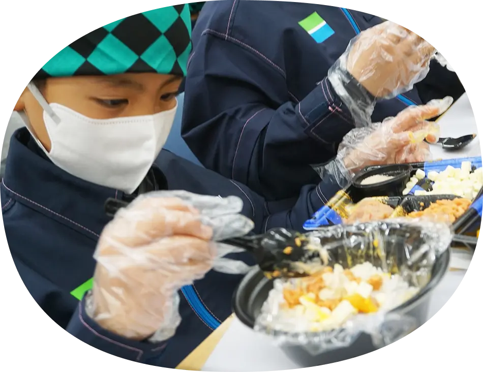 男の子がおむすびを 作っているところ