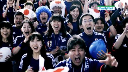 ファミリーマートはサッカー日本代表を全力で応援します ザッケローニ監督出演の新ｃｍ スタート 全国のストアスタッフもレプリカユニフォームを着用して応援 ニュースリリース ファミリーマート